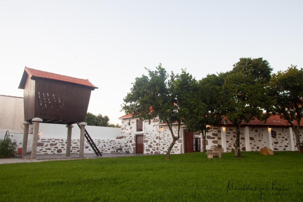 加亚新城CoutoRural的一座带水塔和建筑的院子