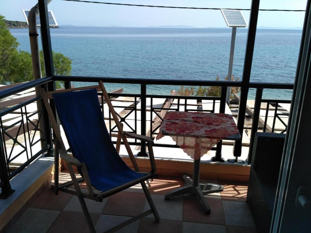 Skala Mistegnon9 Musses Studios的一个带桌椅的海景阳台