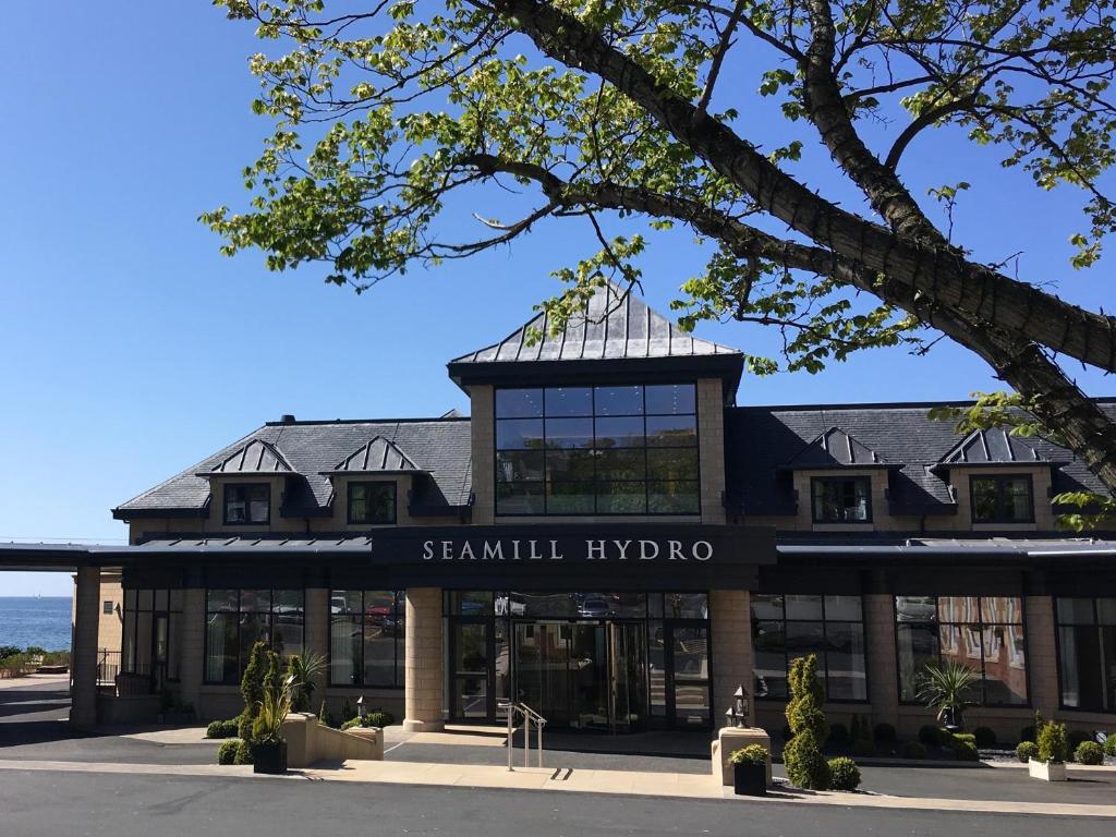 锡米尔Seamill Hydro Hotel的一座大建筑,上面有读海堤的标志