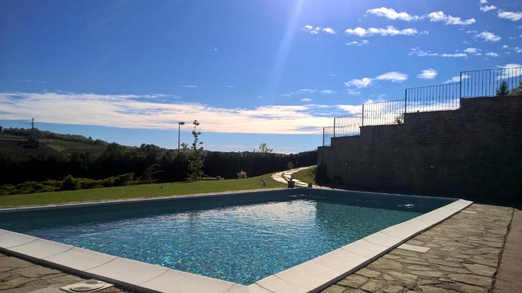 蒙特格罗索达斯提Villa Sofia的围墙旁的院子内的游泳池