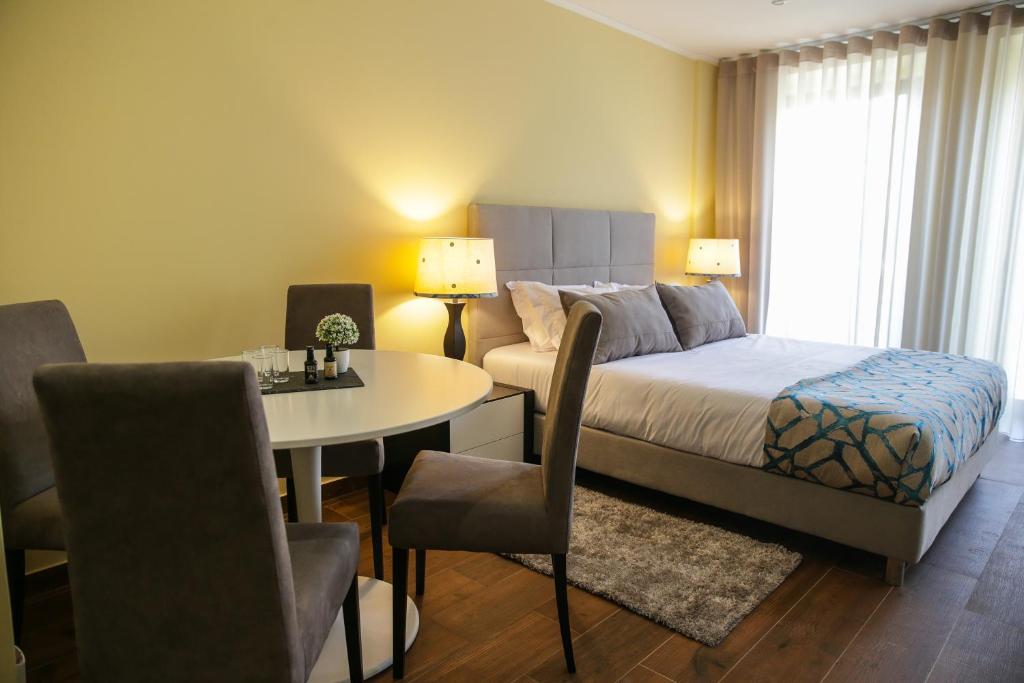 波尔图Oporto Downtown Flats的卧室配有一张床和一张桌子及椅子