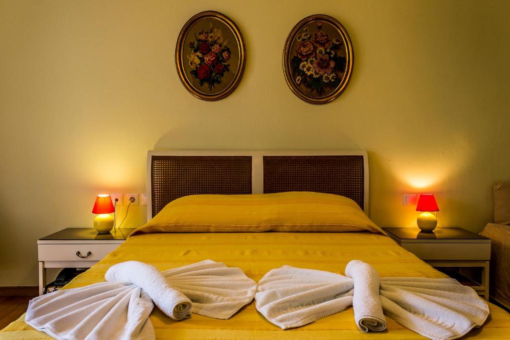 斯基亚索斯镇马托酒店的一间卧室配有带毛巾的床