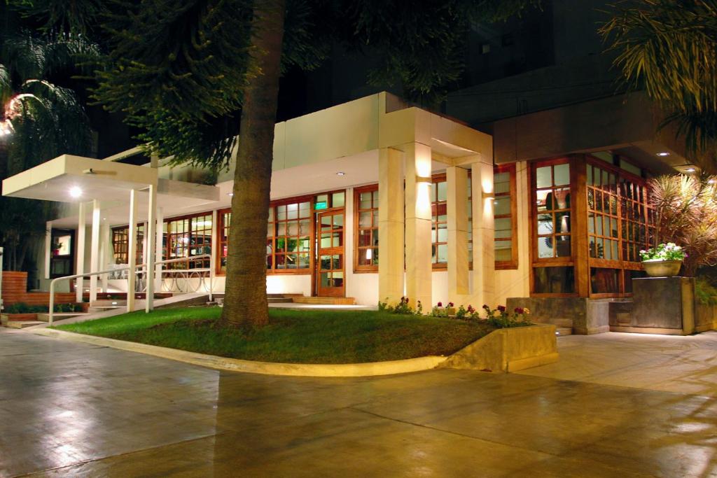 圣地亚哥-德尔埃斯特罗Hotel Libertador的一座在晚上有树的建筑