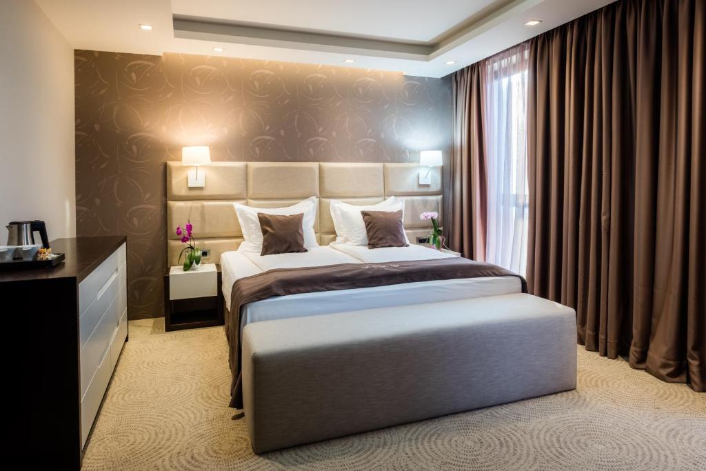 索非亚维科精品公寓酒店的一间卧室设有一张大床和一个窗户。