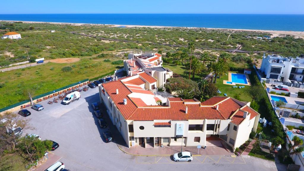 曼塔罗塔Praia da Lota Resort – Beachfront Hotel的享有橙色屋顶房屋的空中景致
