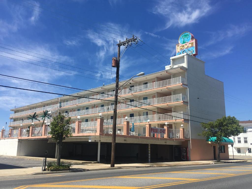 怀尔德伍德棕榈岛汽车旅馆的一座白色的大建筑,上面有标志