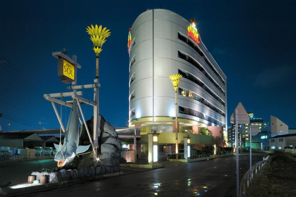 福冈HOTEL SOL的一座建筑物,上面有夜间标志