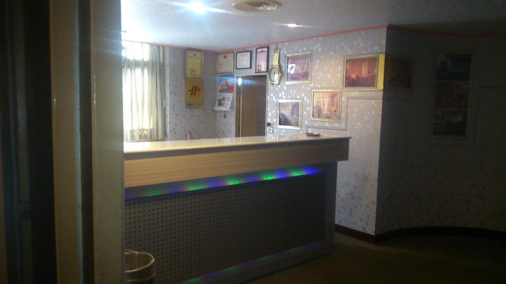 头份市泰莉莎旅店的厨房设有酒吧,光线充足