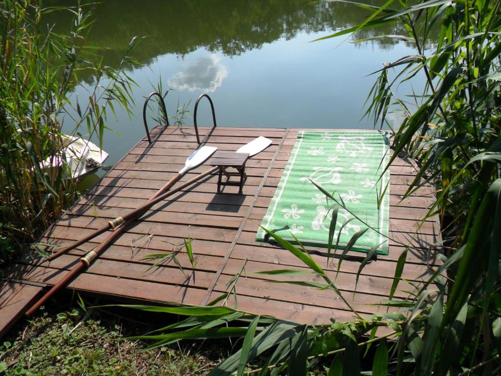 索尔沃什Ikerdió faházikó的水面上配有桌椅的木制甲板