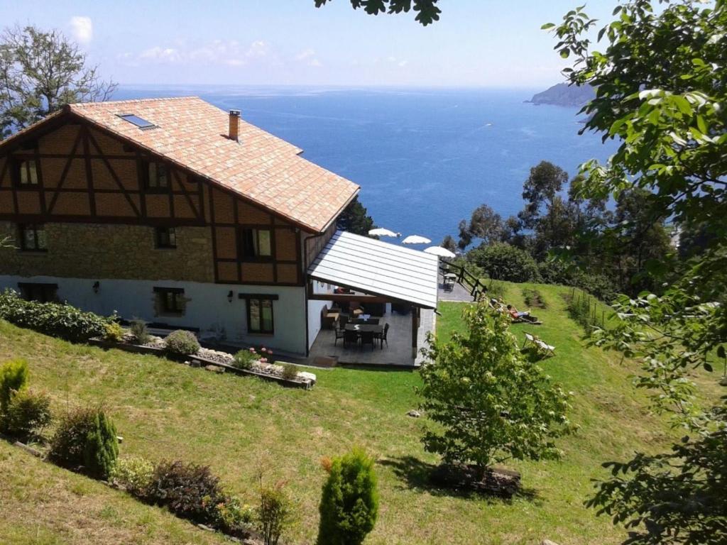 埃兰特克索韦Casa Rural Ogoño Mendi的一座位于山上的海景别墅