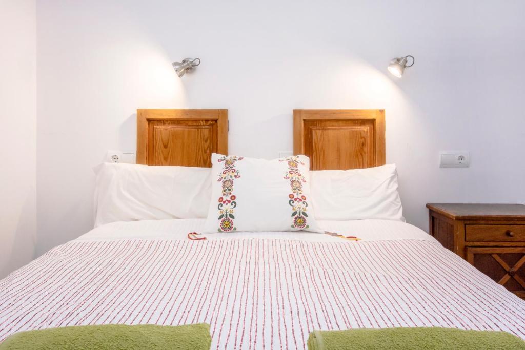 波连萨港贝拉维斯塔膳食公寓的卧室配有白色床和绿色枕头