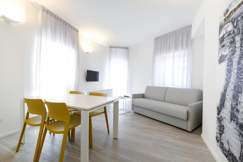 托尔博莱Bertamini Apartments的客厅配有桌椅和沙发