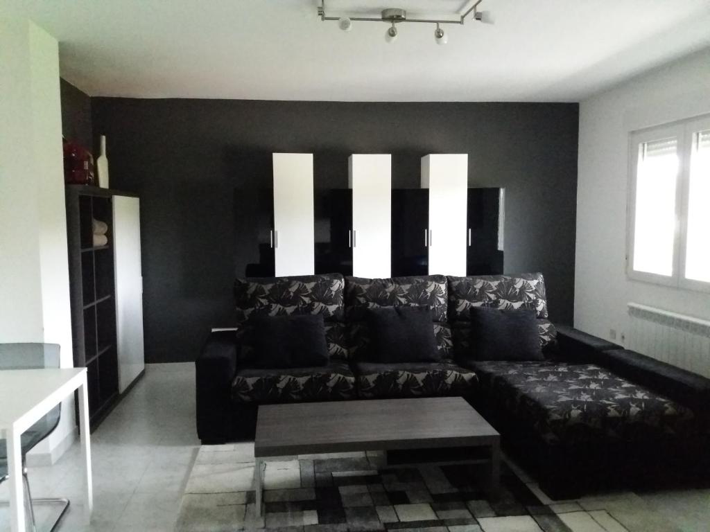 VimianzoCosta Da Morte的客厅配有黑色沙发和桌子