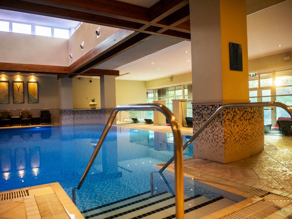 利兹索普公园Spa酒店的一座大型游泳池,位于酒店大楼内