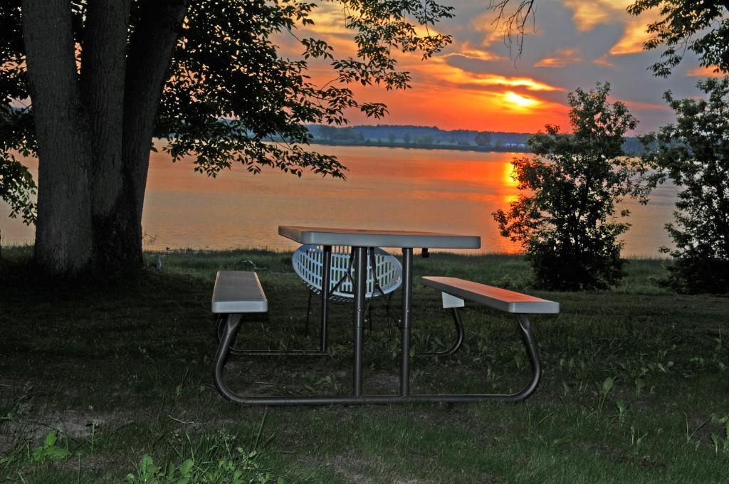 Sorel乐夏朗德汽车旅馆的湖前带两个长凳的野餐桌