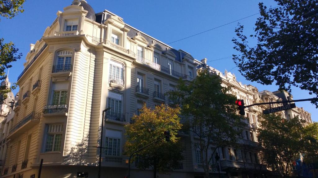 布宜诺斯艾利斯阿斯托利亚酒店的街道上一座白色的大建筑,有交通灯