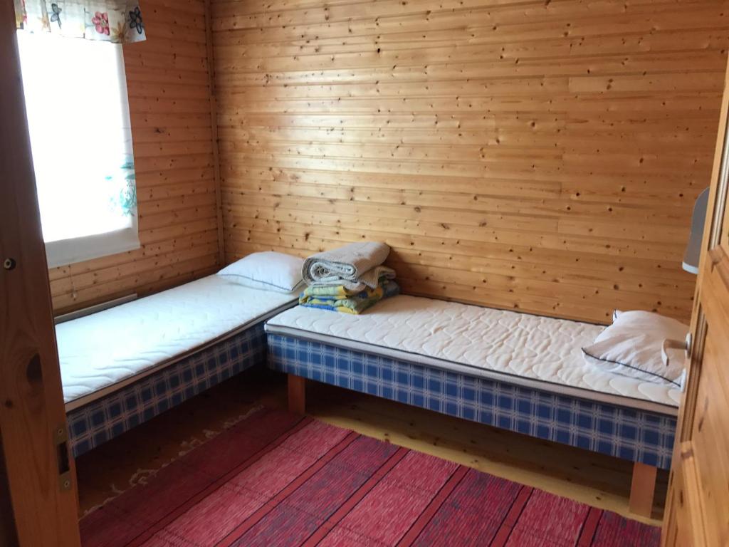 KarijokiHannunluhdan Lomamökit的一间设有两张床的桑拿浴室