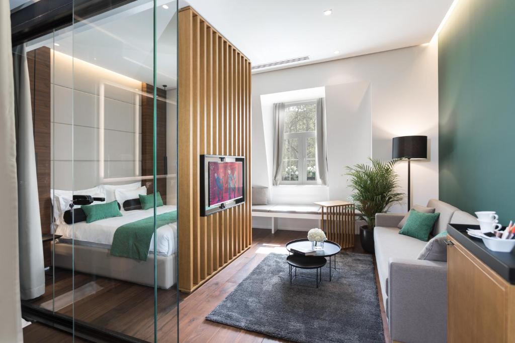 贝尔格莱德多米尼克旅馆 - 百乐门的一间卧室配有一张床,客厅配有沙发