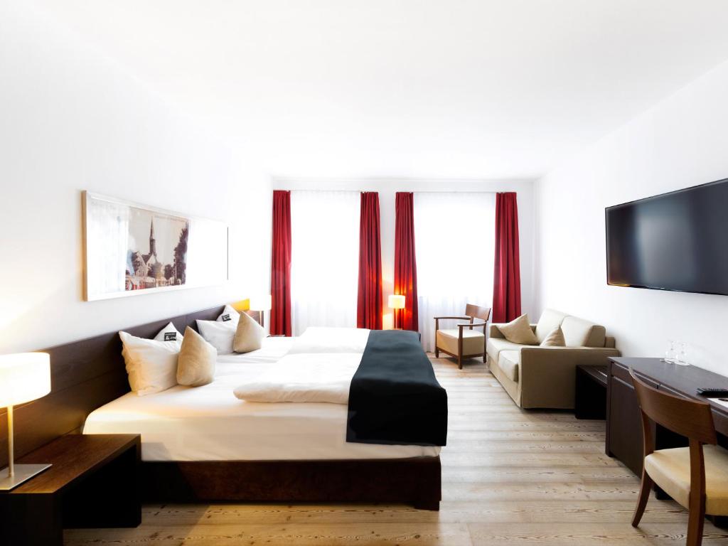 凯尔海姆多美罗凯尔海姆酒店的酒店客房,配有床和沙发