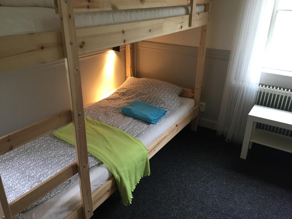 特拉诺斯Tranås Vandrarhem的一间卧室配有两张双层床。