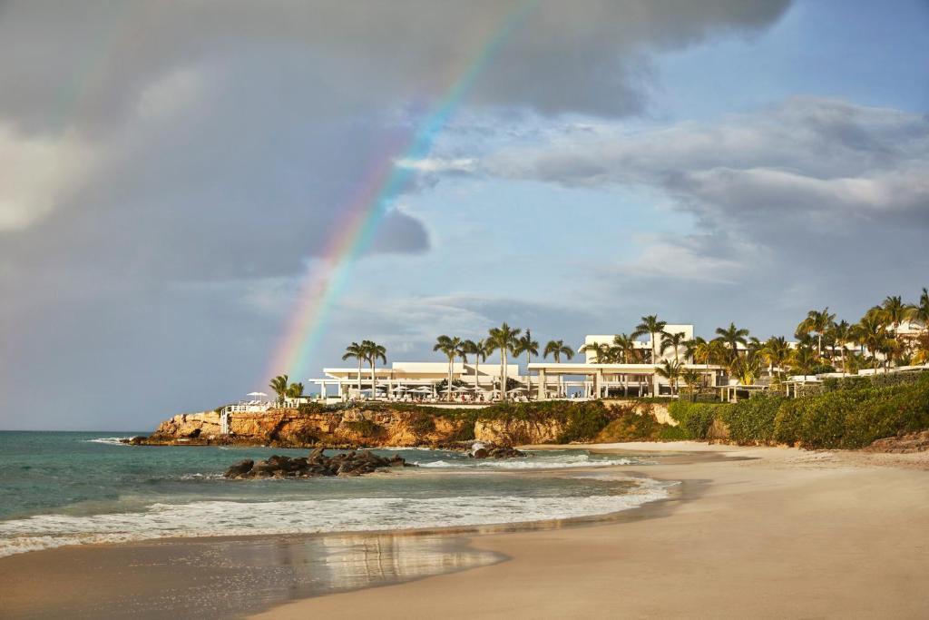 Meads Bay安圭拉四季酒店及公寓的海滩上的彩虹,海滩上设有房屋和海洋