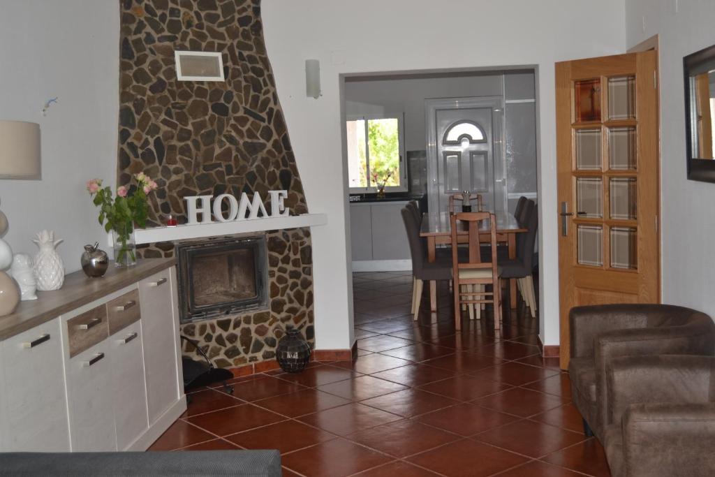 阿尔戈什casa de ferias的带壁炉的客厅和用餐室