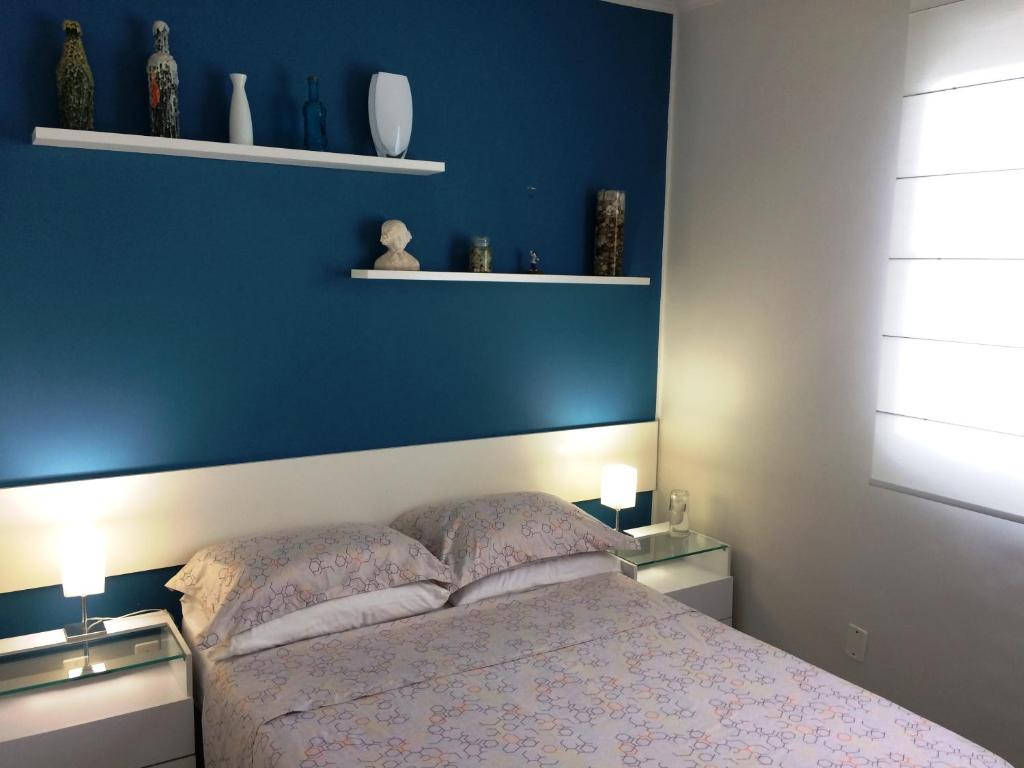 阿雷格里港Apt 1D Aeroporto/Arena的一间卧室设有蓝色的墙壁和一张床