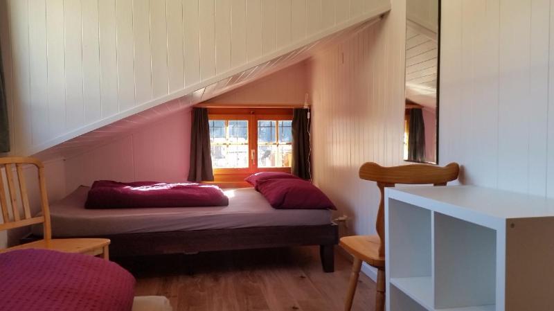 塞德龙格萨提尼公寓的一间小卧室,配有一张带窗户的床