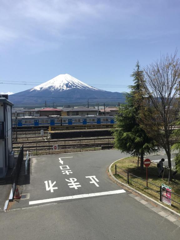 富士河口湖富士山景73号公寓的远处的山,前面有一条路