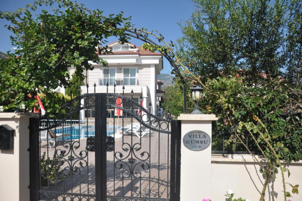 奥尔塔贾Villa Günsu的一座带游泳池的房子前的大门