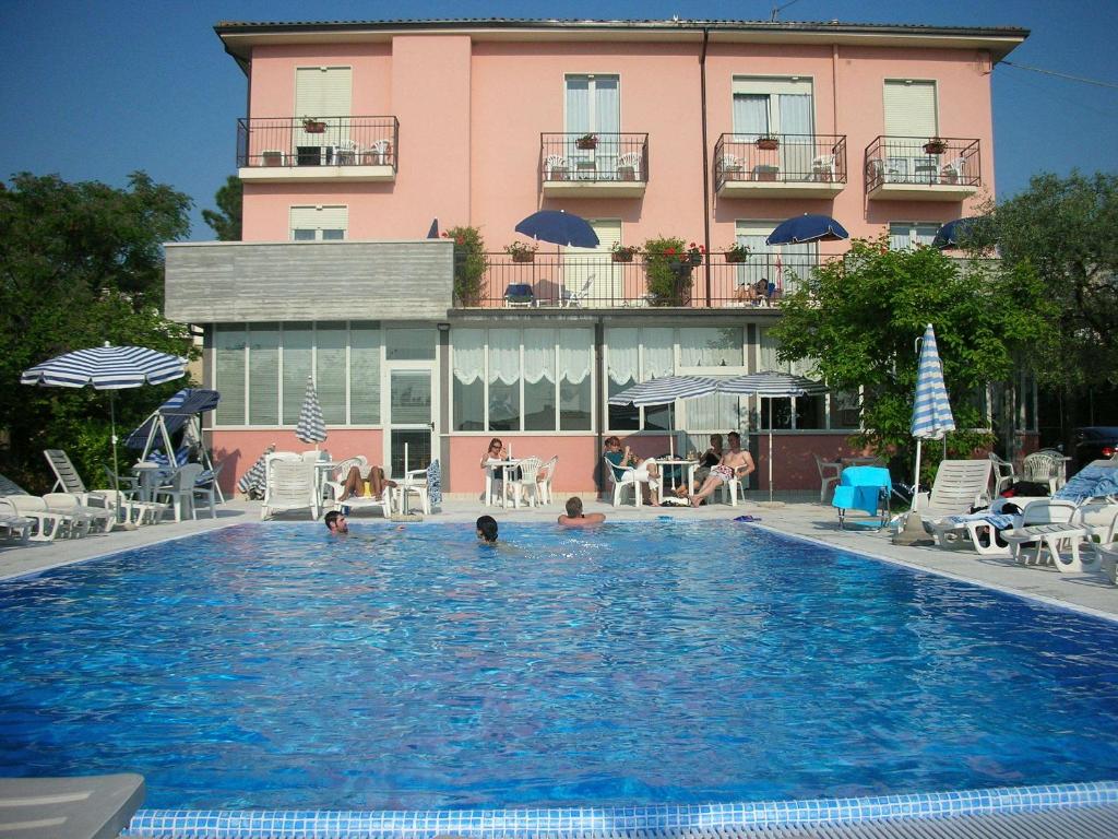 巴多利诺卡马萨瓦尔撒酒店的一群人在酒店的游泳池里