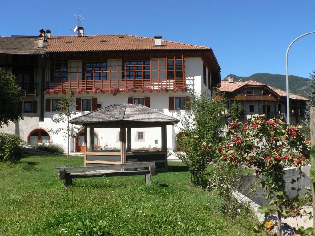 FiavèAgritur Ca' de Mel的房屋前方设有凉亭