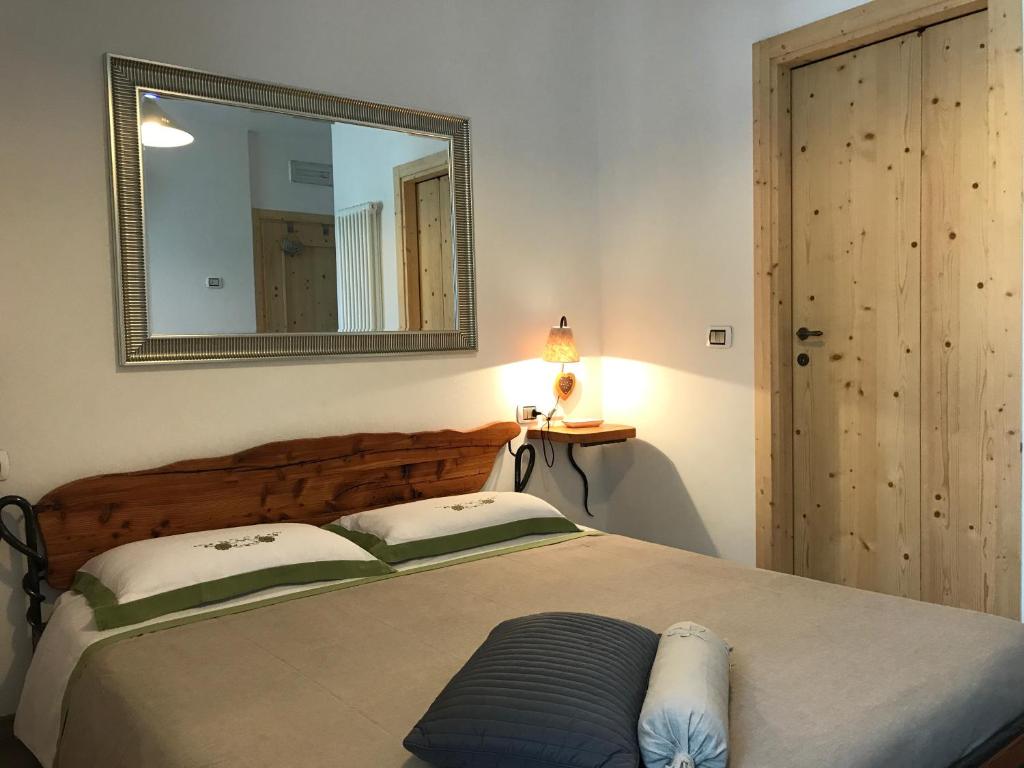 德罗Giardino alla Torre Bed&Breakfast的一间卧室配有一张带大镜子的床