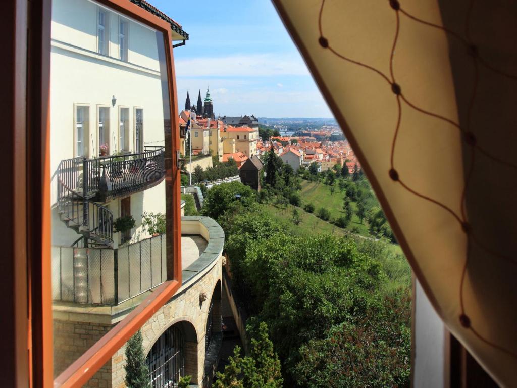 布拉格Questenberg Hotel的从窗户可欣赏到城市美景