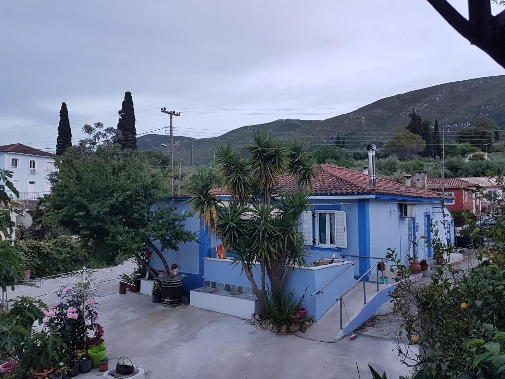 卡利地亚Kallithea Holiday Homes的前面有棕榈树的蓝色房子