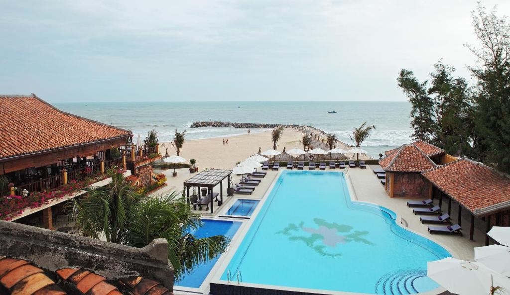 美奈Poshanu Boutique Resort的享有度假胜地的空中景致,设有游泳池和海滩
