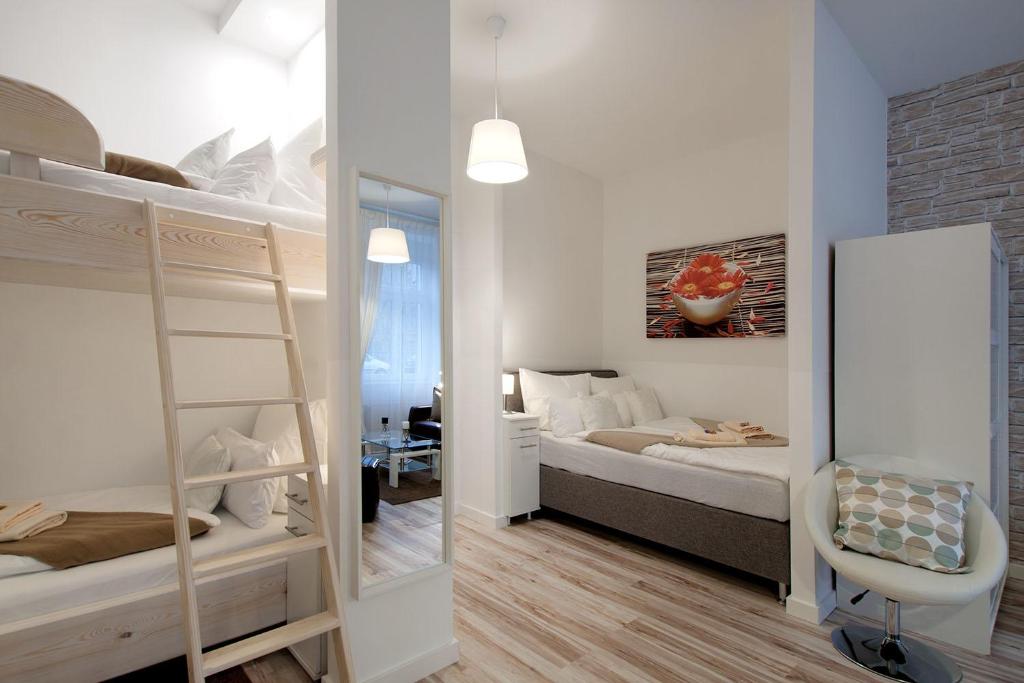 柏林法米连斯迪欧27号公寓的一间卧室配有双层床和镜子