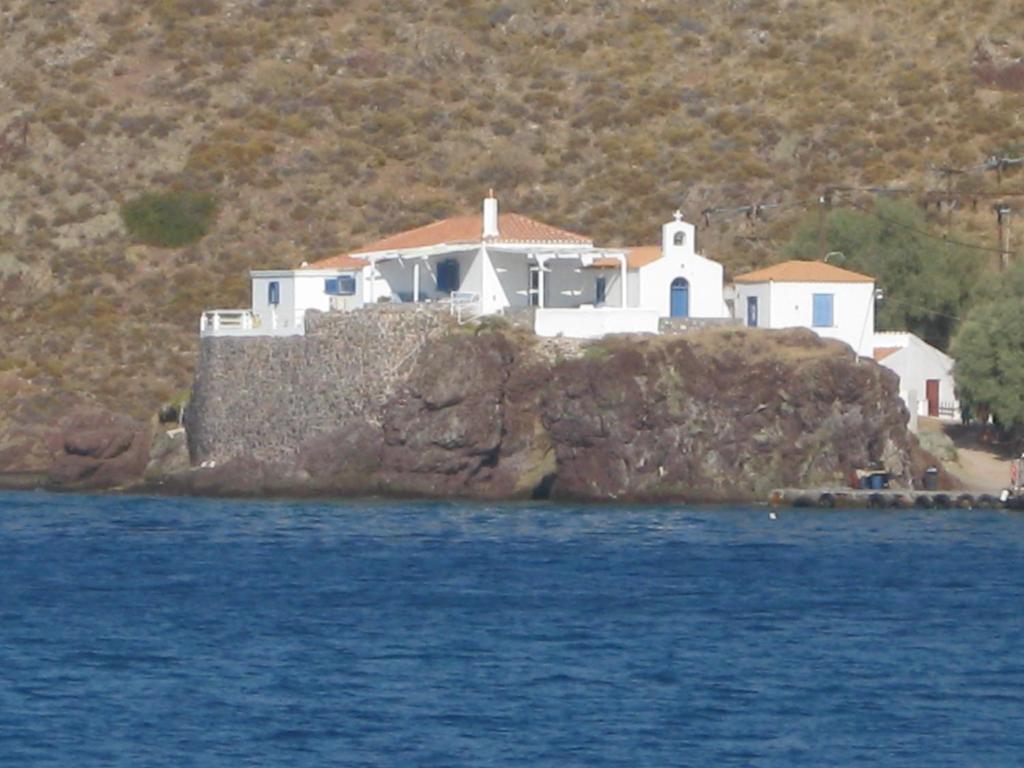 VlikhósVilla Ostria的水中岩石岛上的房屋