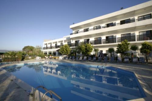 波利斯苏黎海滩酒店的大楼前的大型游泳池