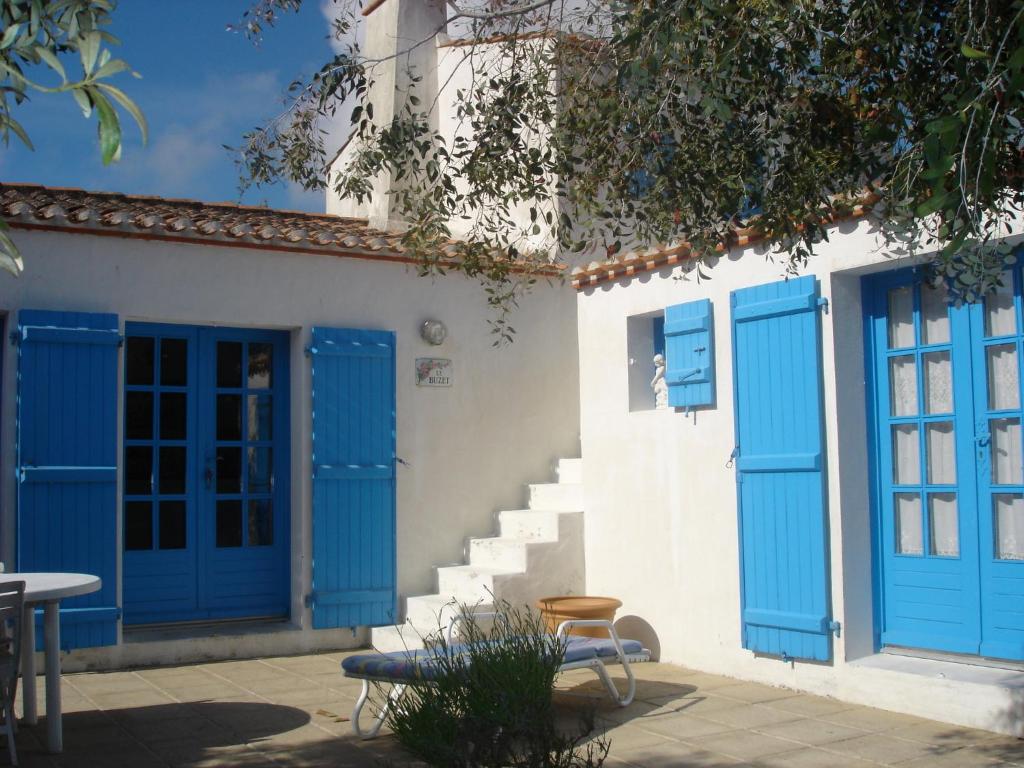 诺亚芒提亚乐布则布鲁住宿加早餐酒店的白色的建筑,设有蓝色的门和楼梯