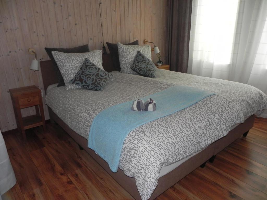 Breezand阿蓬斯培仁民宿的一间卧室,床上放着两只动物