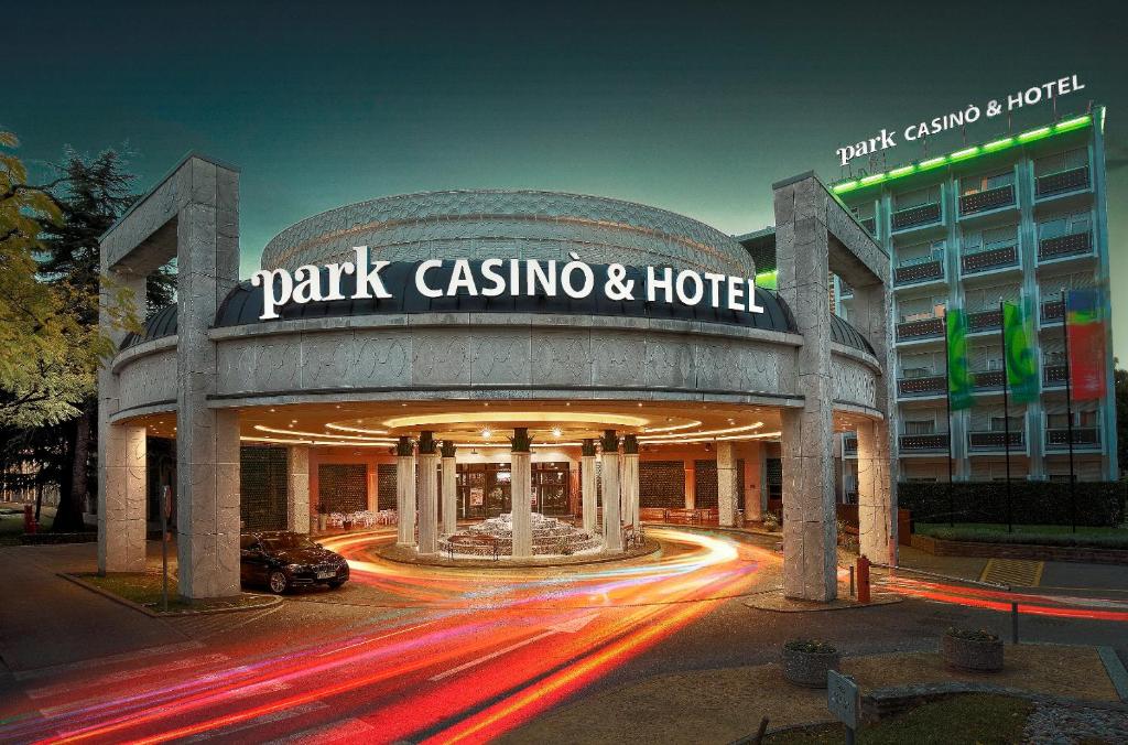 新戈里察Park, Hotel & Entertainment的一座带有公园赌场和酒店标志的建筑