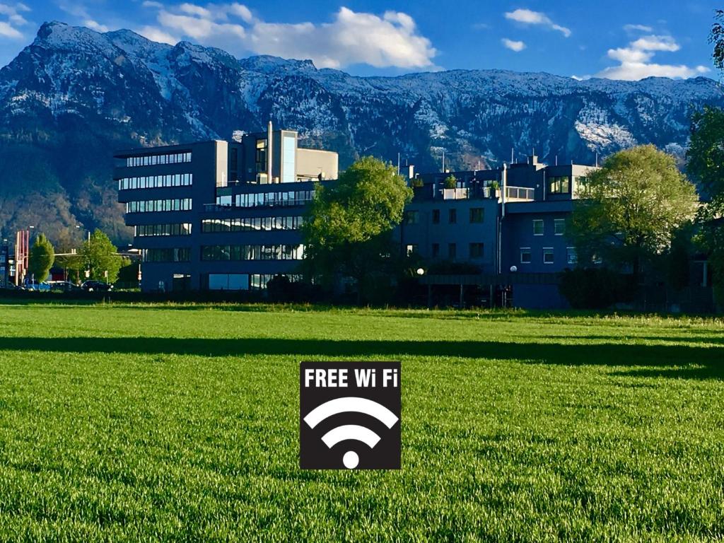 萨尔茨堡萨尔茨堡酒店的大楼前的一块地里的免费WiFi标志