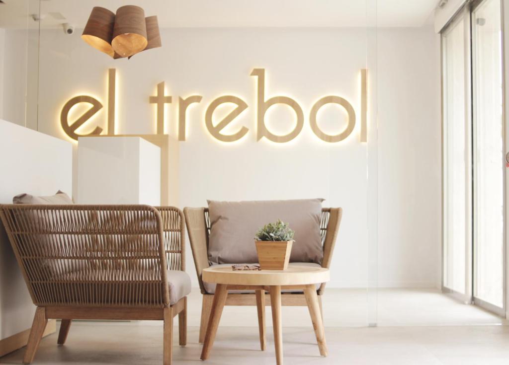 卡沃内拉斯El Trebol Bar & Hotel Only Adults的商店前的椅子和桌子