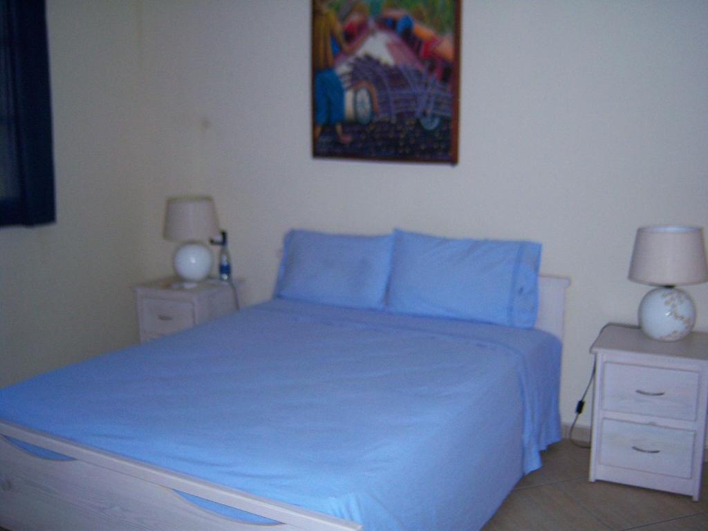 博卡奇卡Marina Bay的一间卧室配有蓝色的床和2个床头柜