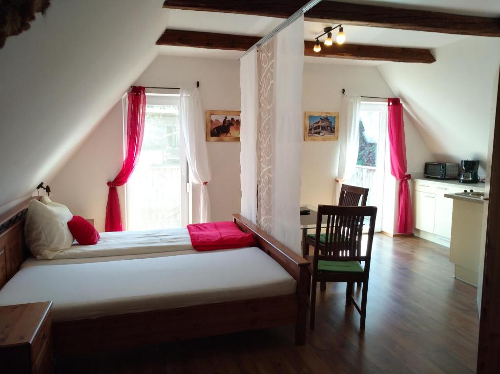 EibiswaldWohlfühlbauernhof Siebernegg的一间卧室配有一张带红色窗帘的床和一把椅子
