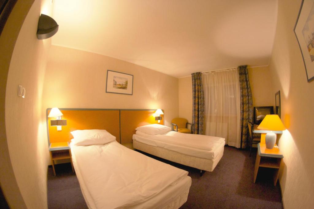 马尔基特尼斯楼酒店的酒店客房设有两张床和两盏灯。