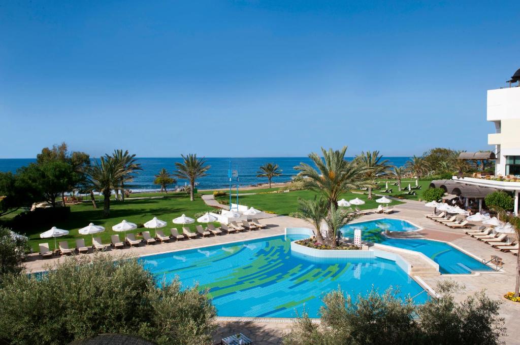 帕福斯康斯坦丁诺雅典娜皇家海滩酒店的度假村游泳池的图片