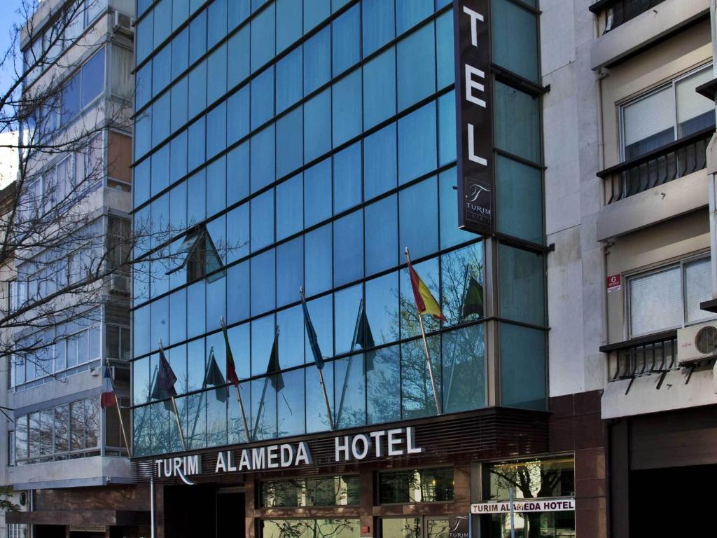里斯本图里姆阿拉米达酒店的一座标有酒店标志的建筑