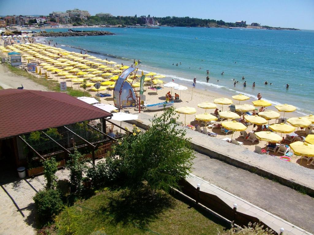 拉夫达奥拉家庭酒店的海滩上设有遮阳伞和过山车